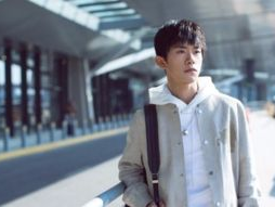 易烊千玺露天放映挑战：他哪敢独自面对